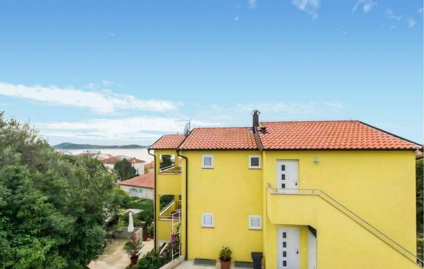 Ganze Ferienwohnung, Gemütliche 62 m² große Wohnung mit Terrasse, WLAN und 400 m zum Strand in Rogoznica, Šibenik-Knin