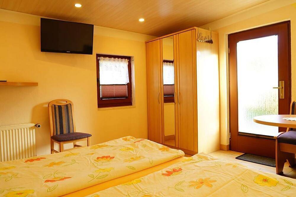 Doppelzimmer, Dusche, Wc - Pension Nr. 13 in Pirna, Elbsandsteingebirge