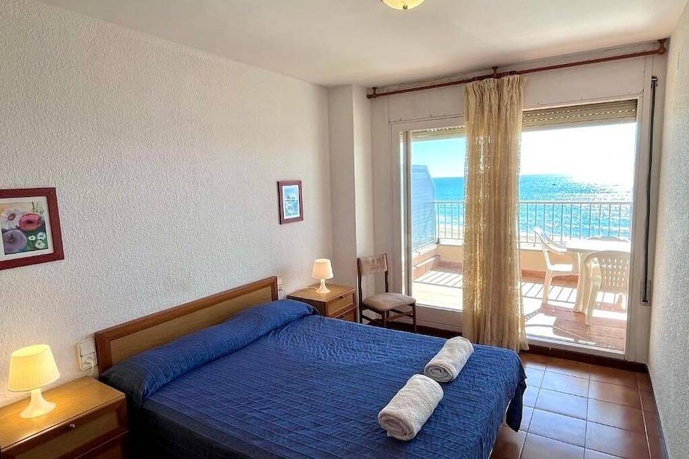 Entire apartment, Spacious 4 bedroom apartment in first line of sea. Rodes in Calafell, Costa Dorada
