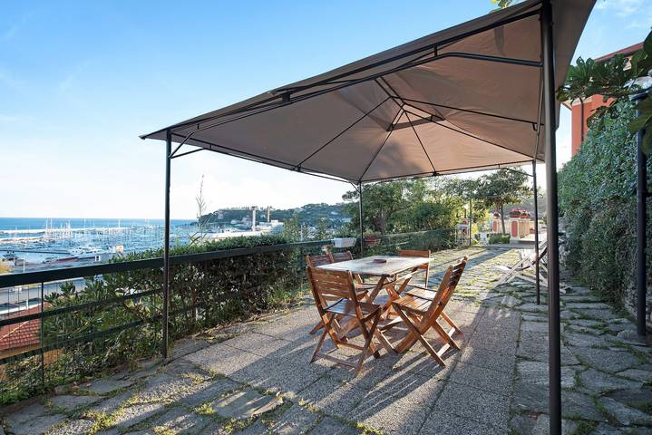 Appartamento intero, Appartamento per vacanze "Trilocale in villa Apt 5", con vista mare, giardino e terrazza in Varazze (Città), Varazze