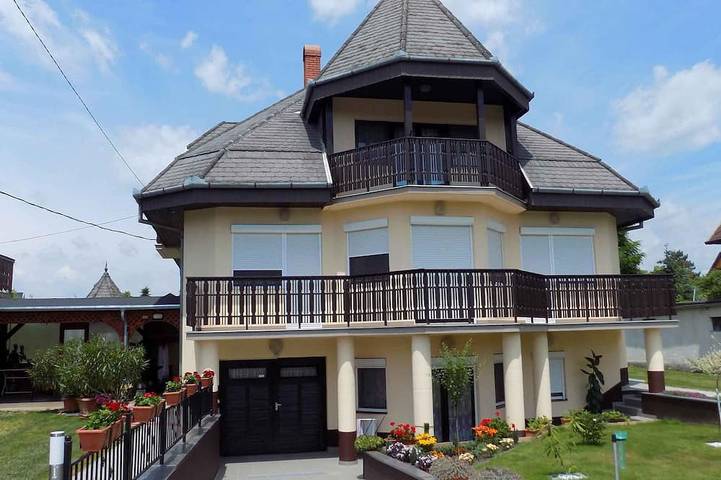Ferienwohnung für 4 Personen, mit Pool und Garten, mit Haustier