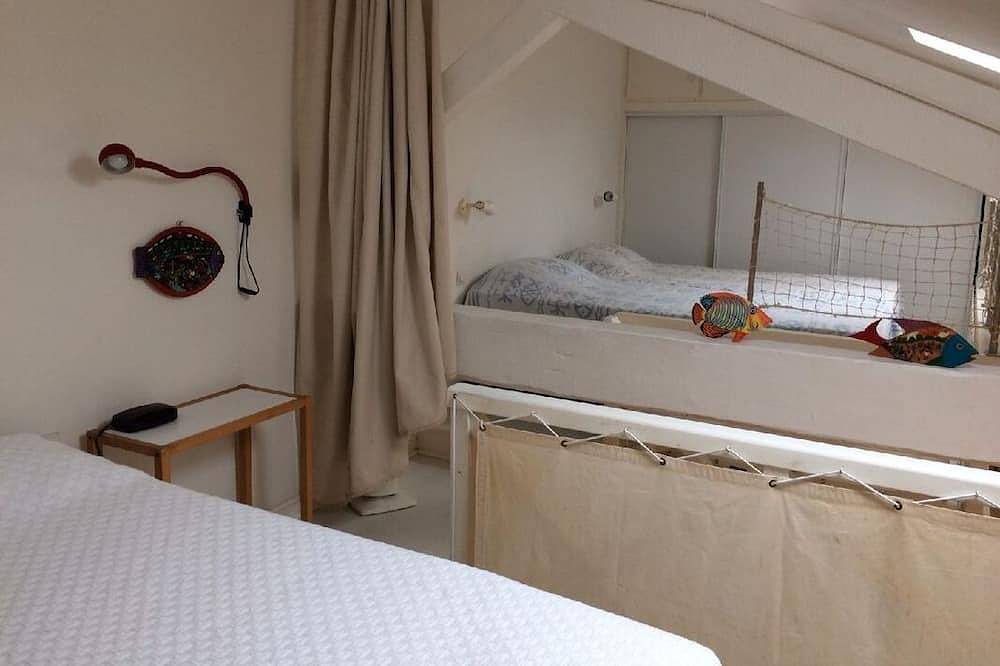 Appartamento intero, Apartment 100m from Porquerolles square. website: \"Tete en mer  in Porquerolles