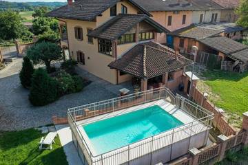 Location de vacances pour 8 personnes, avec vue ainsi que jardin et piscine à San Damiano d'Asti