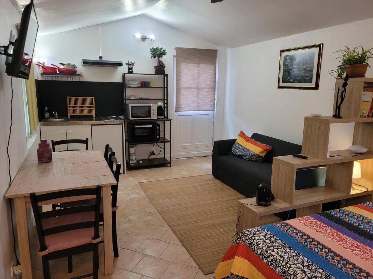 Appartement entier, Studio in La Crau, Côte méditerranéenne (France)