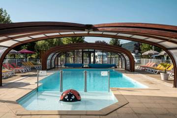 Mobil home pour 5 personnes, avec sauna ainsi que terrasse et piscine à Sévérac-le-Château
