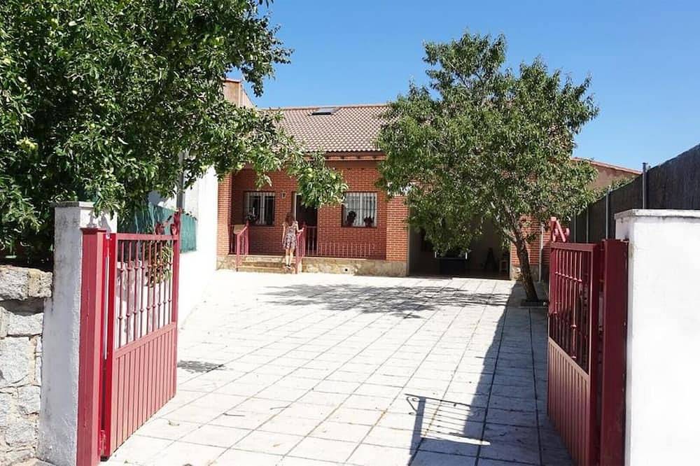 Tourist house La Fragua wiffi free, 5 bedrooms 3 bathrooms pets allowed in Navas de San Antonio, Segovia Province