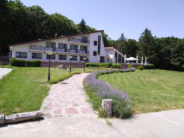 Hôtel pour 3 personnes, avec terrasse et piscine ainsi que jardin et vue
