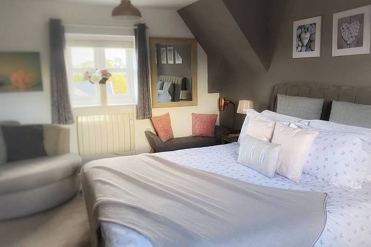 The Loft at Peake’s Retreats + private hot tub in Staffordshire