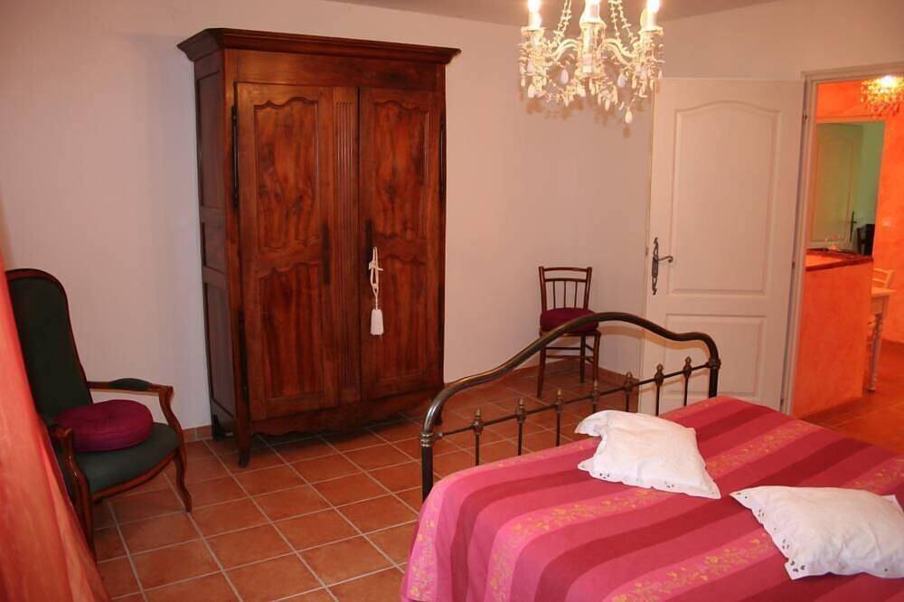 Apartment of character in a Provencal mas, on a wine farm. Very large park in Jonquières, Vaucluse