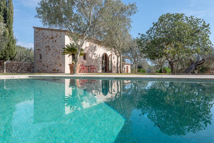 Ferienhaus für 2 Personen, mit Terrasse und Garten sowie Pool in Es Llombards