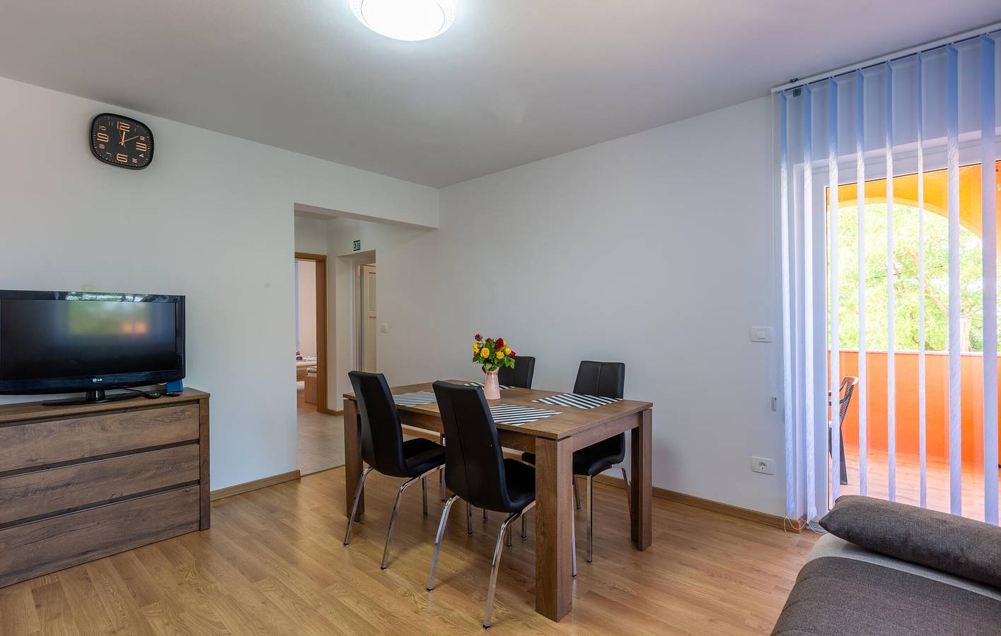 Ganze Ferienwohnung, Charmante 75 m² große Wohnung mit malerischer Aussicht, Terrasse und Parkplatz in Juricani, Umag und Umgebung