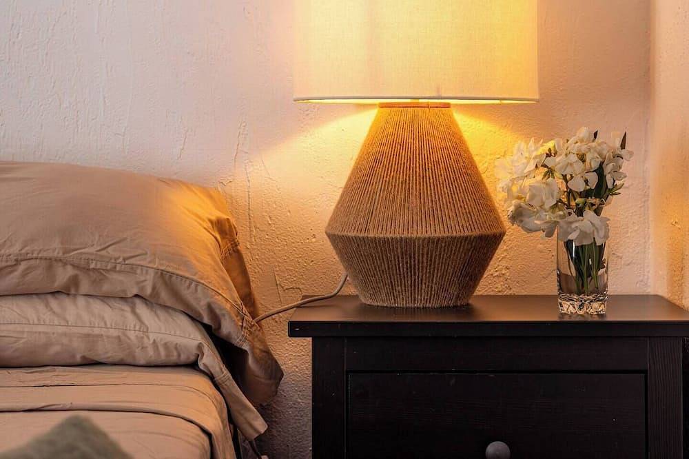 This beautiful flat is completely renovated! It has 3 beautiful bedrooms, an open plan fully equipped kitchen, a nice living room with smart tv and a terrace to enjoy the nice weather. in Mijas Pueblo, Mijas