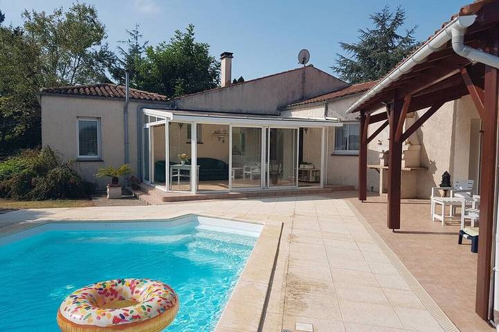 Location de vacances pour 10 personnes, avec terrasse et jardin à Corme-Écluse