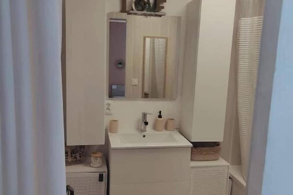 House with swimming pool. Outside terrace 35m2. in Bompas, Côte d'Améthyste