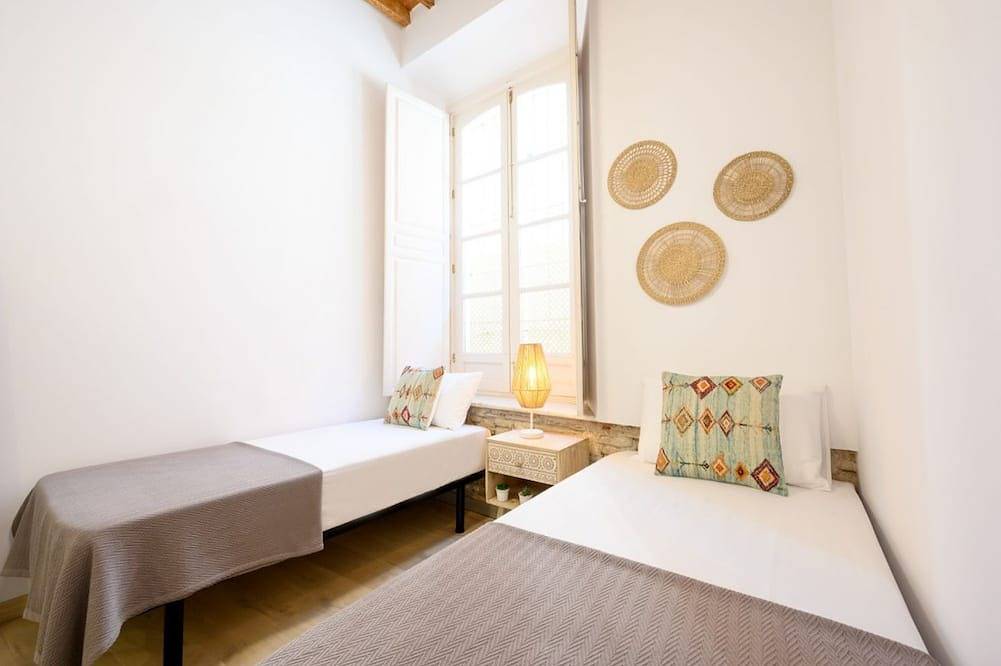 Hel lejlighed, High ceilings and large patio amazing 3 bedroom by 10Tosea in Centro (Málaga), Malaga