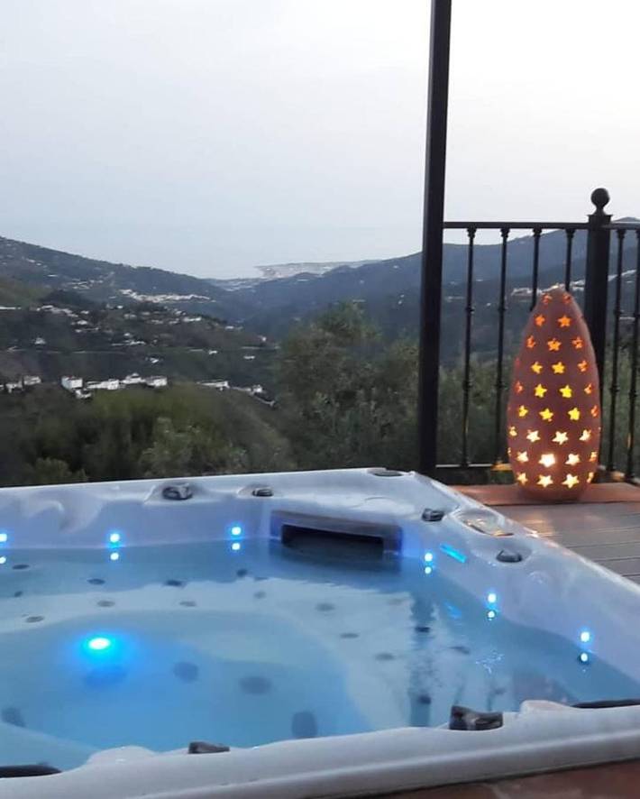 Alojamiento y desayuno para 4 personas, con jacuzzi además de jardín y piscina - 1