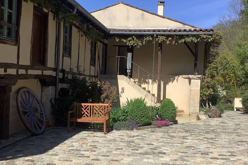 Stunning Courtyard Gite in renovated 17th Century Estate with large shared pool in Castres, Région de Castres