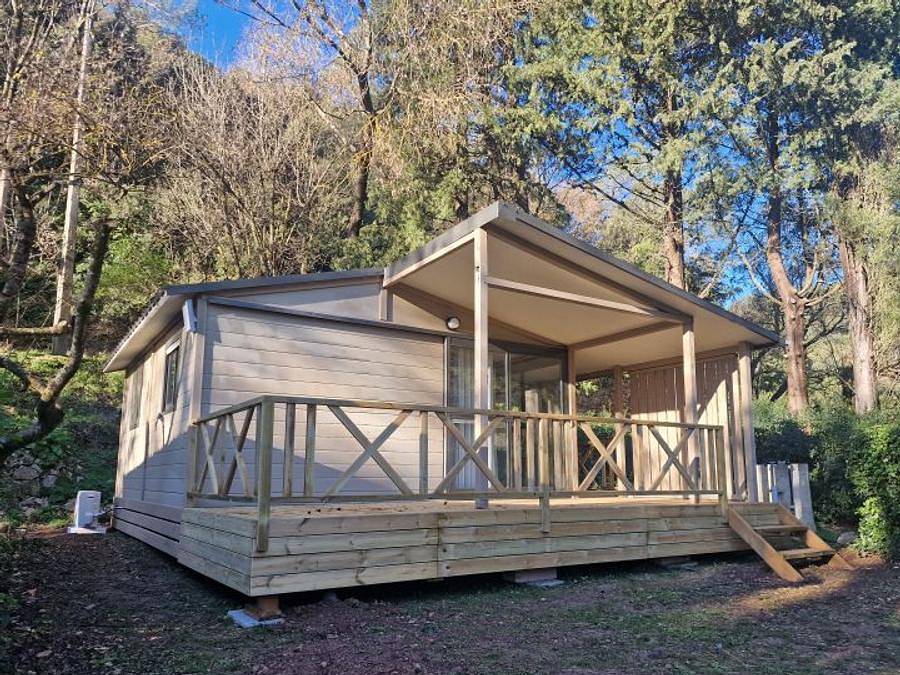 Flower Camping Les Tomasses - Chalet 5 personas - Chalet Confort Mimosa (2 habitaciones -5 personas máx) 28 m² + terraza + trastero in Belgentier, Costa mediterránea (Francia)