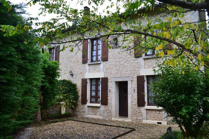 Location de vacances pour 2 personnes, avec vue ainsi que piscine et jardin à Montbron