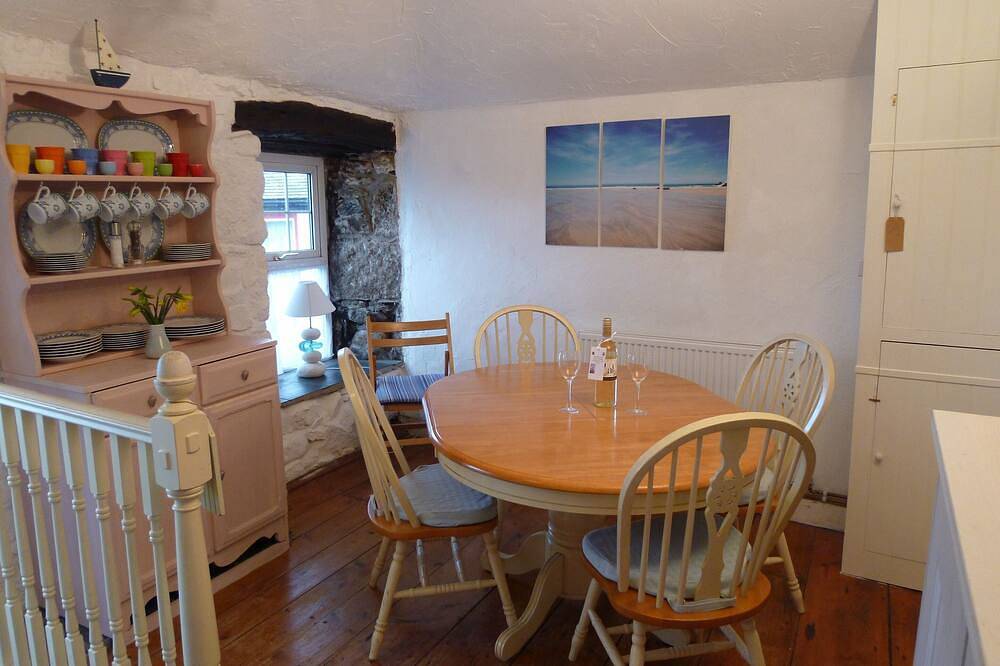 Charming Cottage 50 Mtrs from Porthmeor  Beach for up to 6 people. With parking in St. Ives, Cornwall