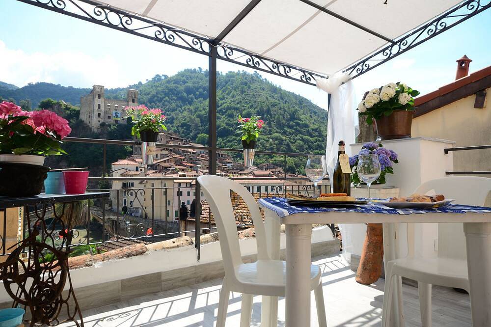 Der antike Turm - \"La Grande\" in Dolceacqua, Ligurische Alpen
