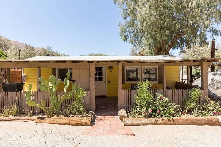 Vacation house for 30 people in Palm Springs