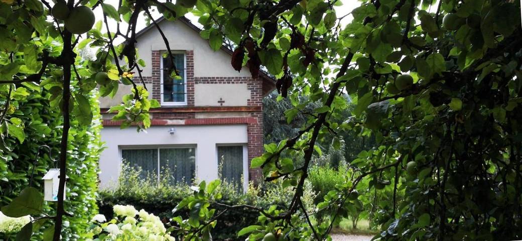 Location de vacances pour 3 personnes, avec Terrasse ainsi que Jardin et Vue à Saint-Sylvestre-de-Cormeilles