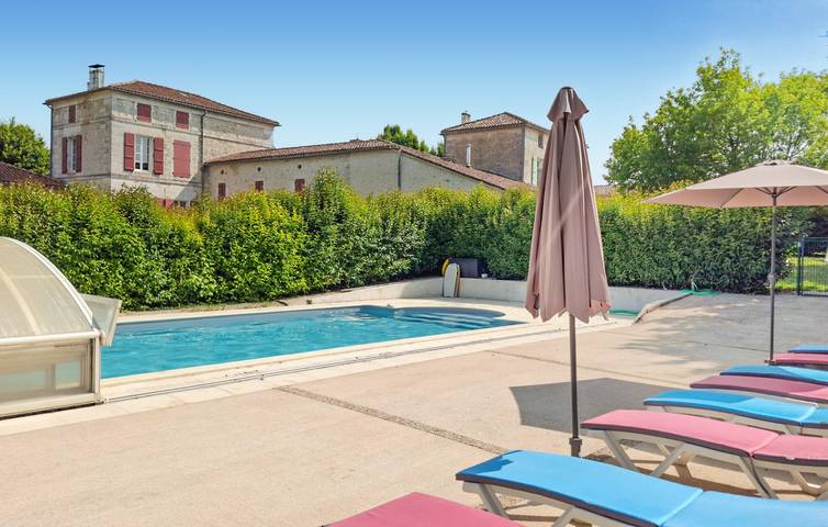 Location de vacances pour 8 personnes, avec piscine ainsi que jardin et terrasse à Chadurie - 2
