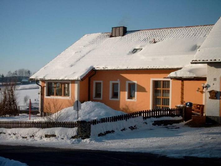 Ferienwohnung für 6 Personen, mit Terrasse und Garten sowie Pool in Tiefenbach