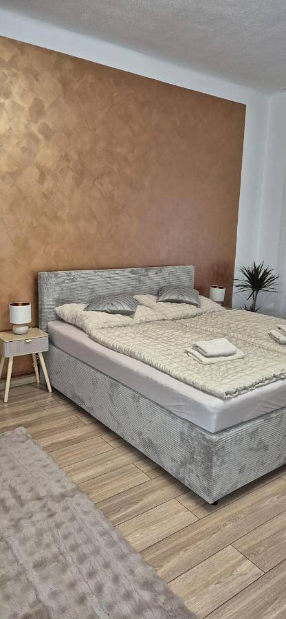 Ferienwohnung für 4 Personen, mit Balkon und Terrasse sowie Ausblick in Hradec Králové
