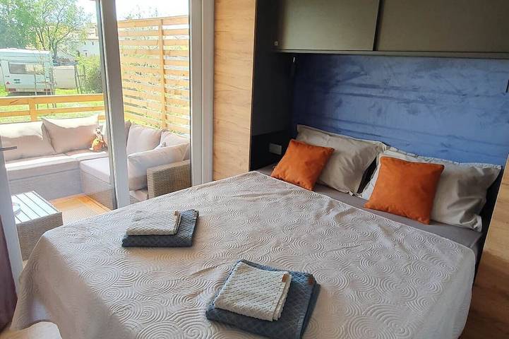 Camping für 6 Personen, mit Terrasse in Pomer - 2