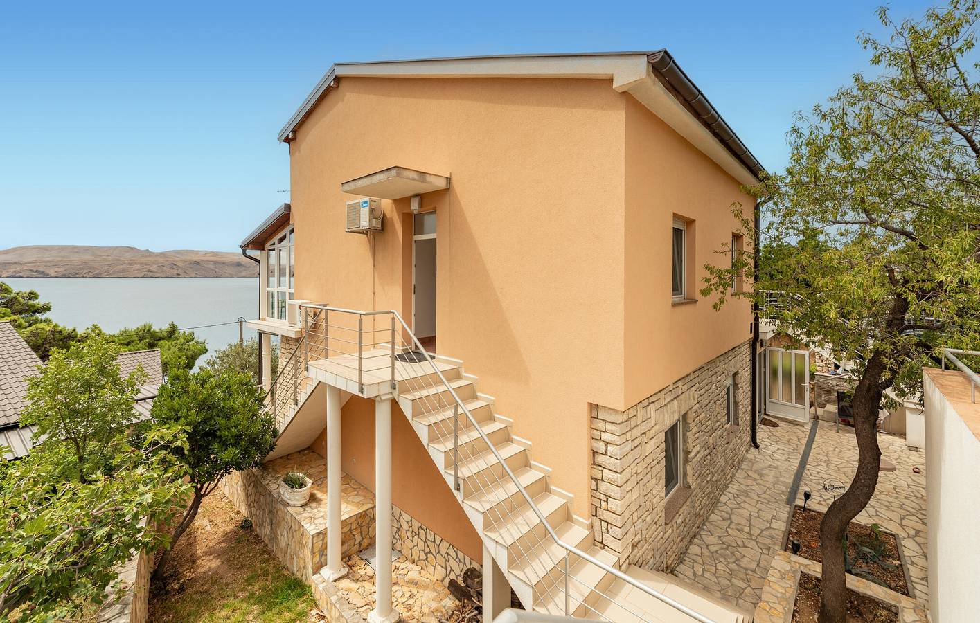 Ganze Ferienwohnung, Ferienwohnung für 5 Personen mit Terrasse in Karlobag, Naturpark Velebit