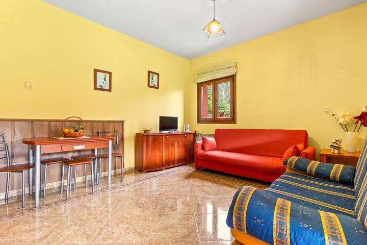 Apartamento entero, Chalet 'Les Cuartes 3' con vistas a la montaña, terraza privada y jardín privado in Cangas de Onís, Costa Verde