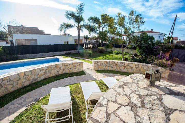 Location de vacances pour 8 personnes, avec Terrasse et Jardin ainsi que Piscine et Vue dans les Cases d'Alcanar