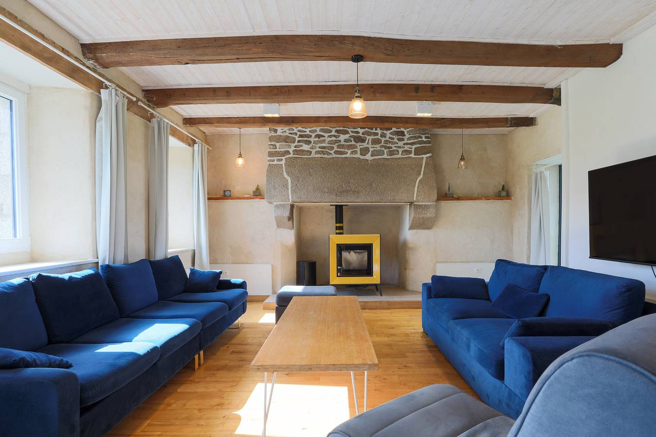 Cottage 'Maison Familiale 12 Pers Proche Mer' with Shared Terrace and Wi-Fi in Saint-Michel-en-Grève, Ceinture Dorée