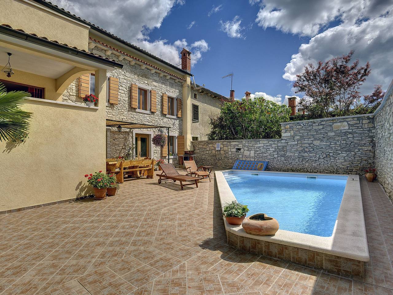 Villa in Svetvincenat mit Pool & Strand in Jursici, Zentralistrien
