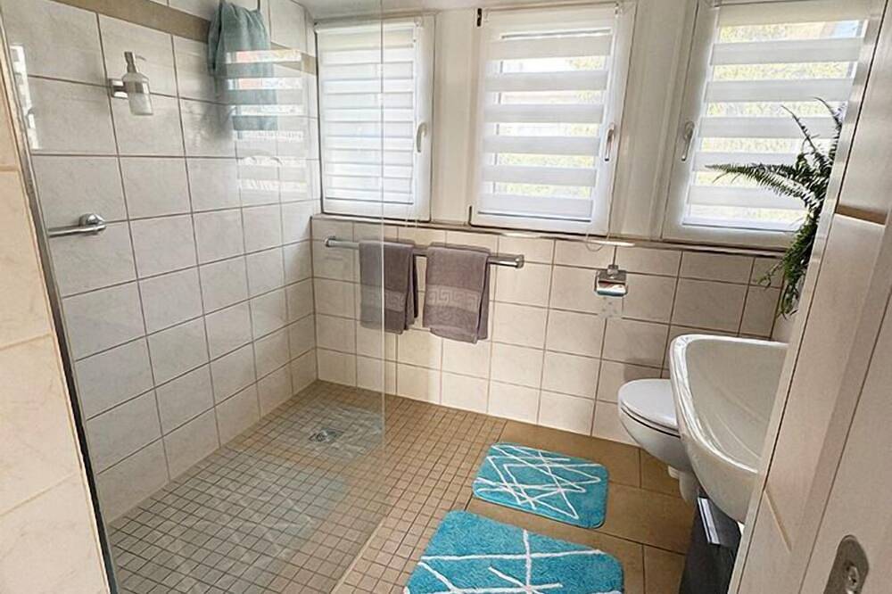 Ganze Wohnung, Ferienwohnung (50qm) mit Balkon und Sonnenterrasse in Frickenhausen in Frickenhausen am Main, Fränkisches Weinland