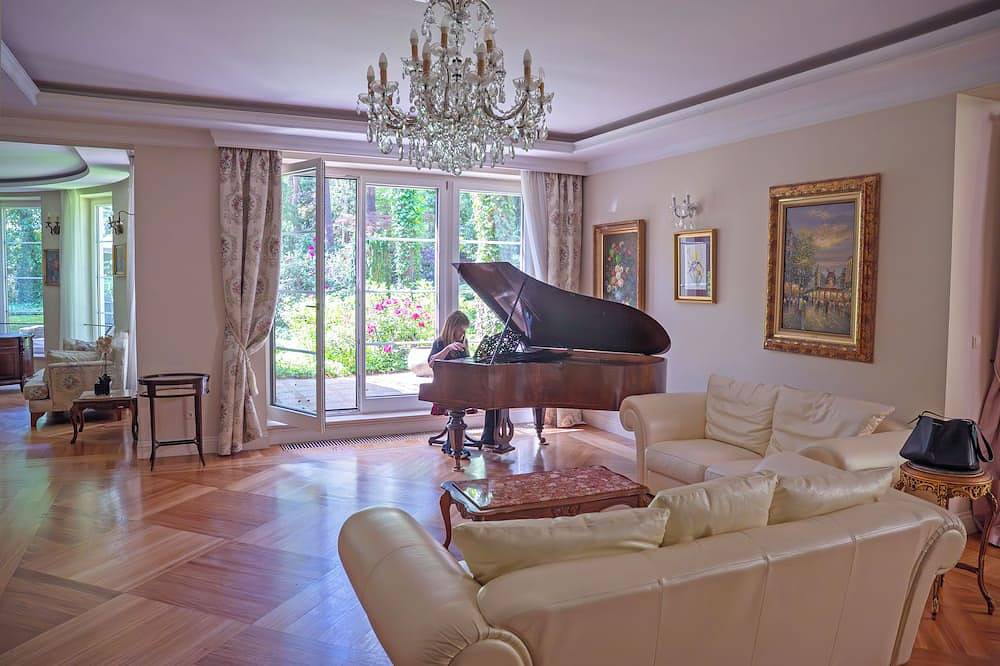 Large luxury villa with indoor pool 25 mins to central Warsaw in Mazóvia