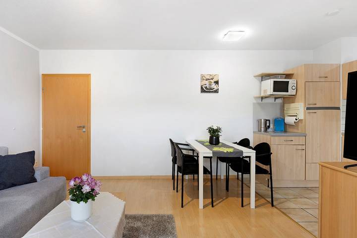 Hel lejlighed, Apartment 'Geiger' with Private Terrace and Wi-Fi in Volkertshausen, Hegau