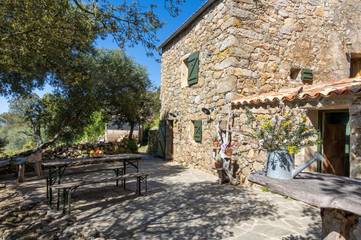Gîte pour 4 personnes, avec jardin et sauna ainsi que vue et terrasse à Cargèse