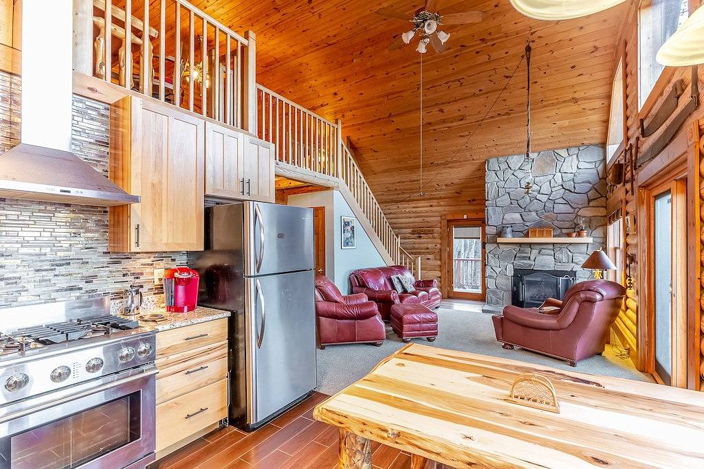 Log cabin with amazing mountain views, pool table, movie room & fireplace in Jackson County
