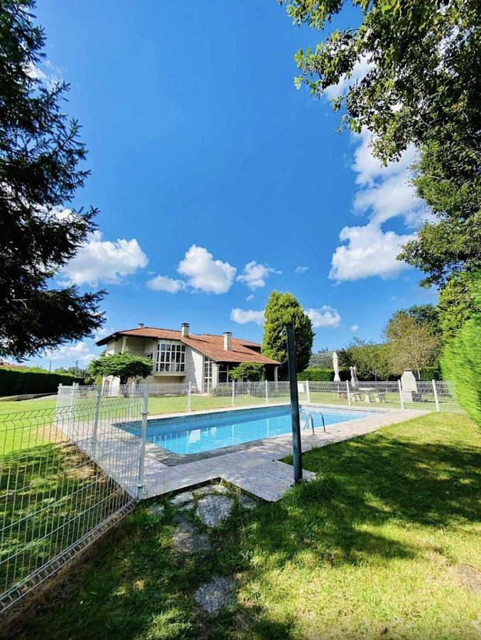 Apartamento para 13 personas, con Balcón y Terraza además de Jardín y Piscina en Cabezón de la Sal