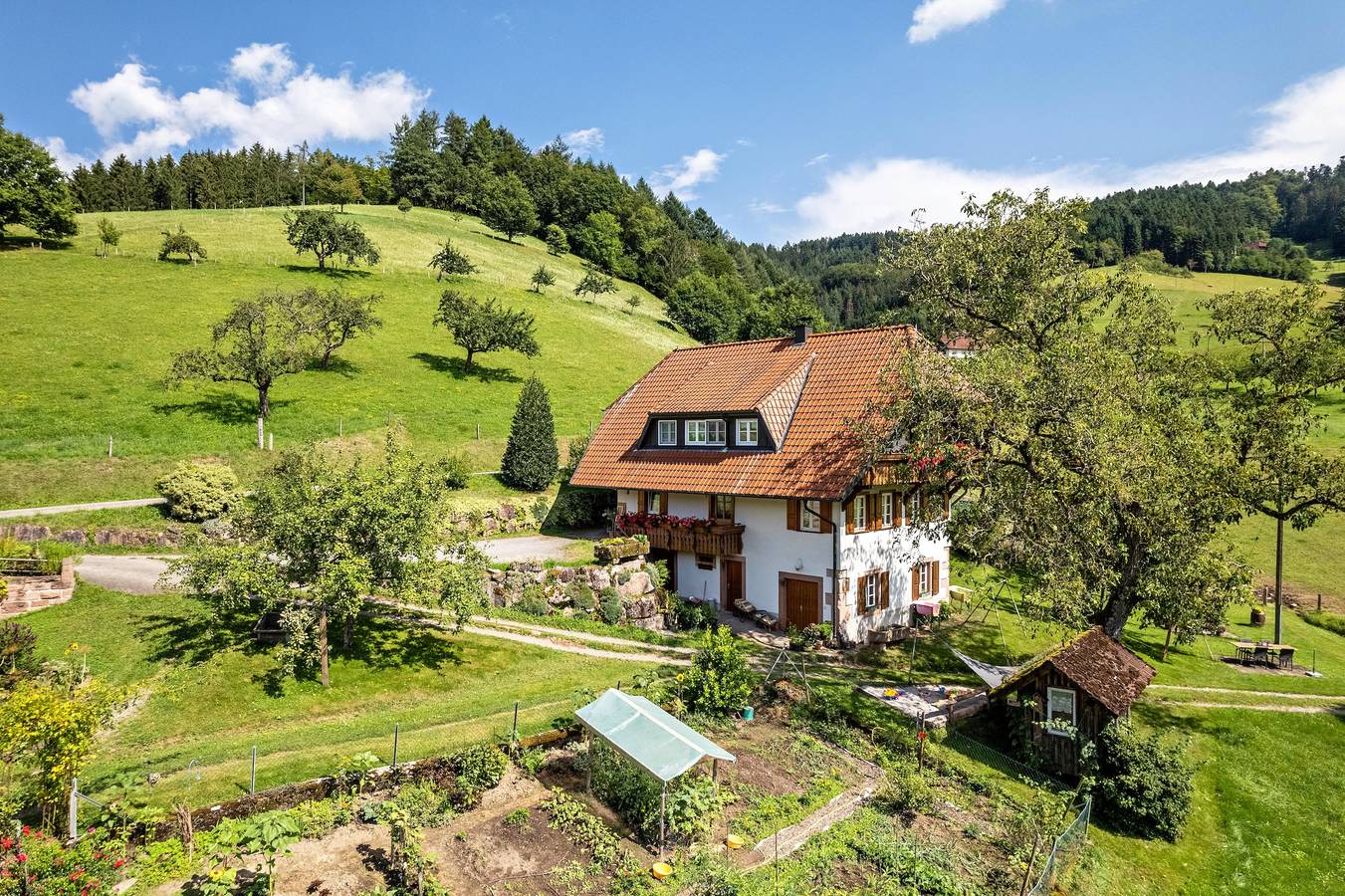 Apartamento inteiro, Ground floor holiday flat, 85sqm, 2 bedrooms, max. 4 persons with view of the farm garden in Nordrach, Central Black Forest