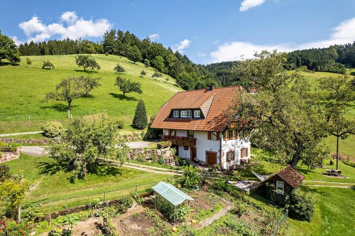 Ganze Wohnung, Ferienwohnung Eg, 85qm, 2 Schlafzimmer, max. 4 Personen mit Blick auf den Bauerngarten in Nordrach, Mittlerer Schwarzwald