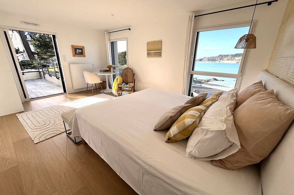 Exceptional villa with panoramic sea view, heated pool, beach 100m away on foot. in Caroual, Erquy