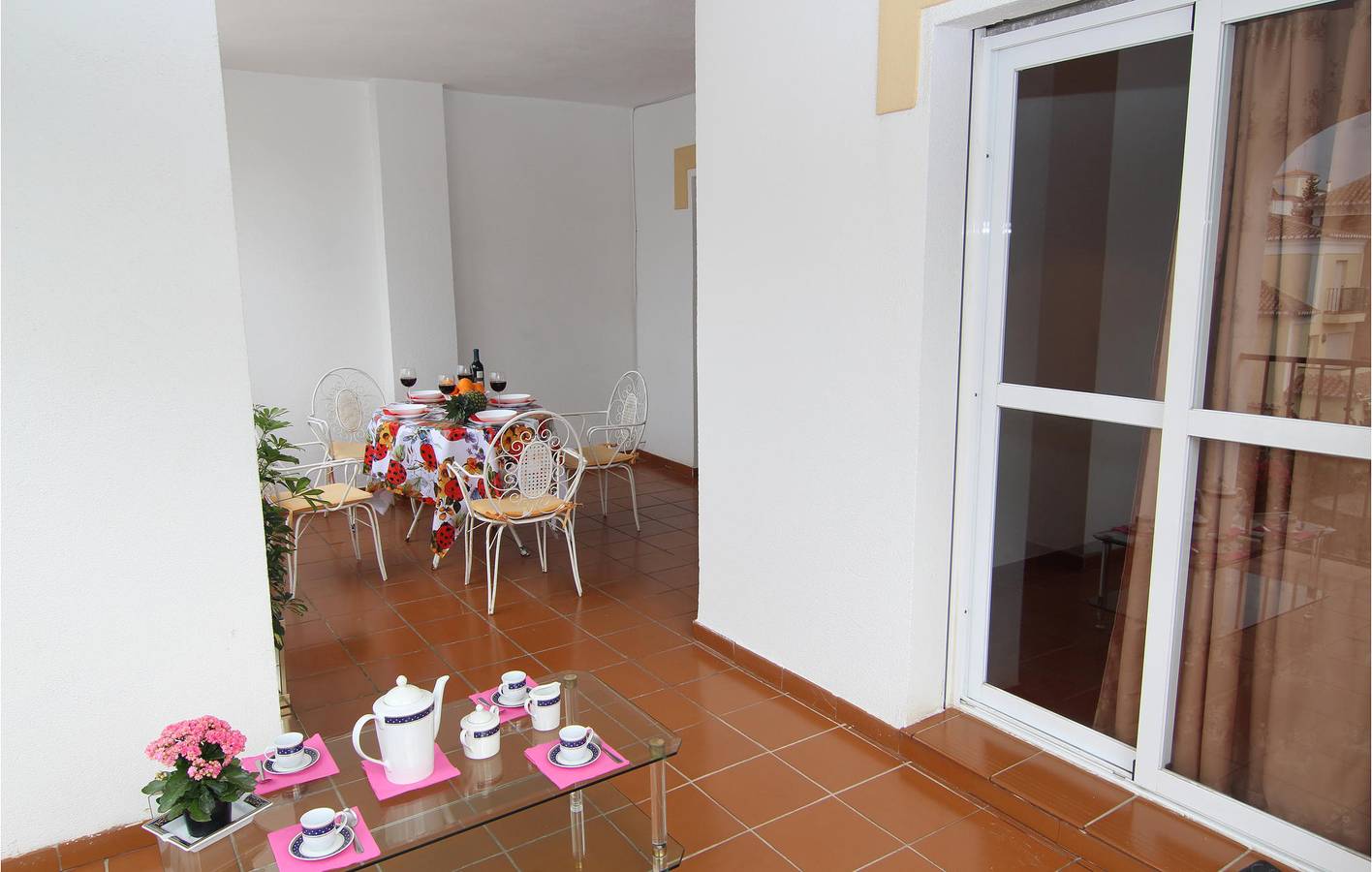 Apartamento vacacional entero, 65sqm Apt w / Garaje, AC, Piscina, Terraza y WiFi - 2 km de Playa El Playazo. in Playa de Burriana, Nerja