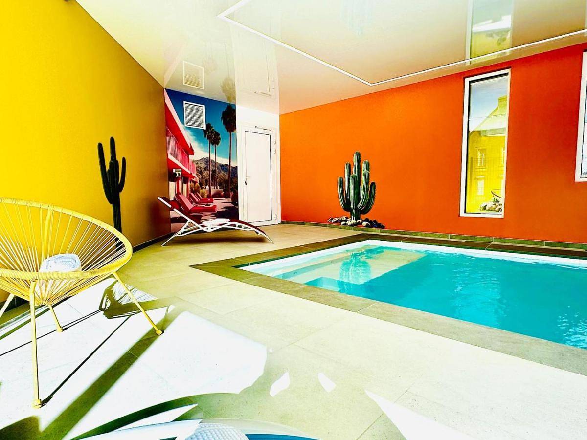 Appartement entier, Appartement cosy ambiance Malibu dans résidence avec piscine 2 pers 1 chambre in Neuf-Mesnil, Avesnes-sur-Helpe