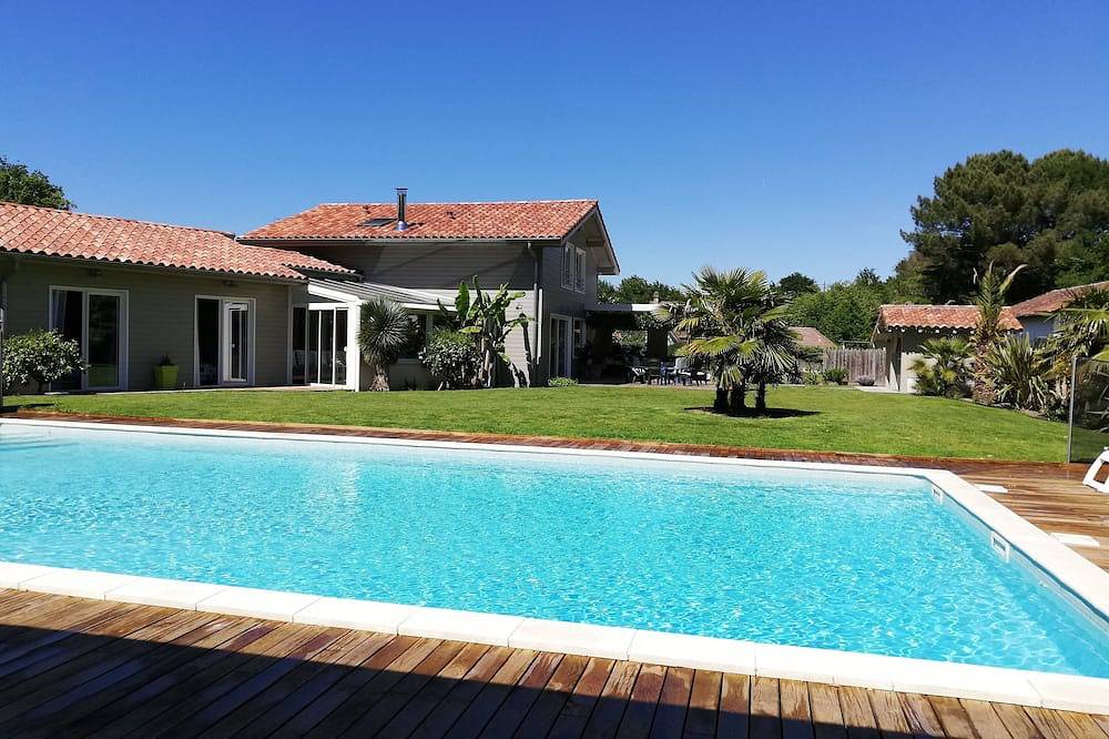 Villa Chaphi Soustons: proche océan, pour 16 avec piscine chauffée et sécurisée! in Soustons, Côte d’Argent