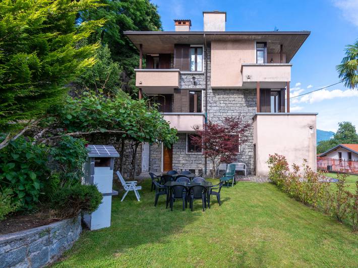 Last minute apartment for 5 people, with Balcony and Terrace as well as Garden and Lake view in Italy