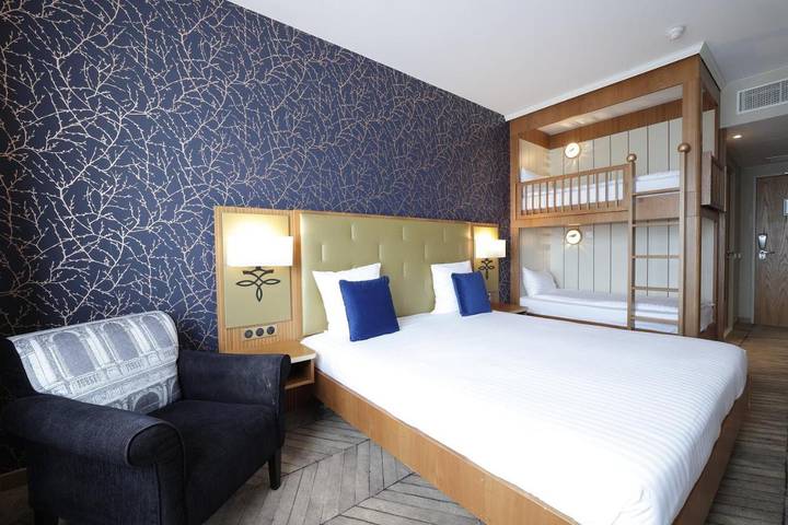 Hôtel pour 2 personnes, avec Terrasse et Jacuzzi ainsi que Jardin et Piscine à Magny-le-Hongre - 4